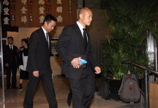 祖父靠地产再赚千亿,却只允许他每年花2400万_许晋亨_许世勋_许建中