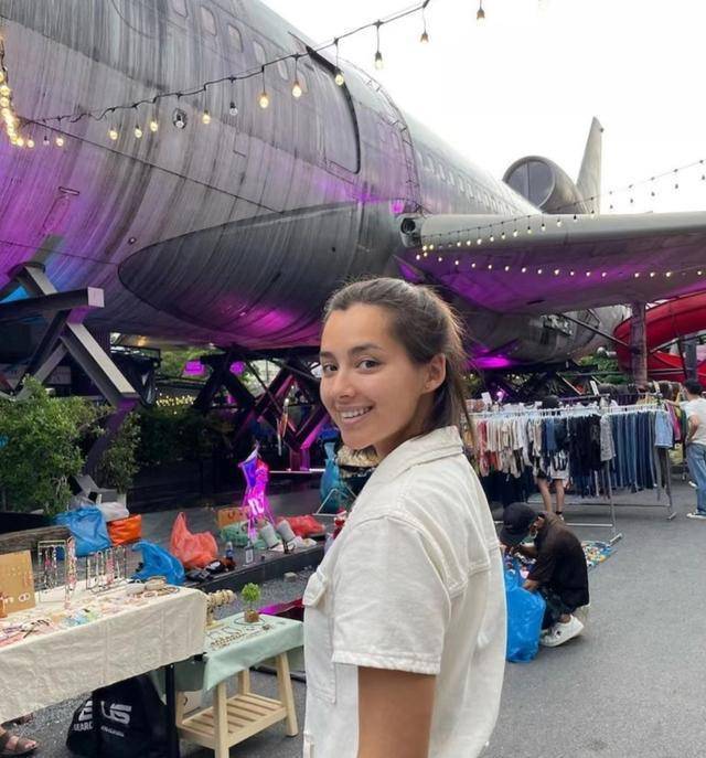 港姐谢嘉怡素颜现身吓坏网友,皮肤黝黑略显老气_身材_因为_香港