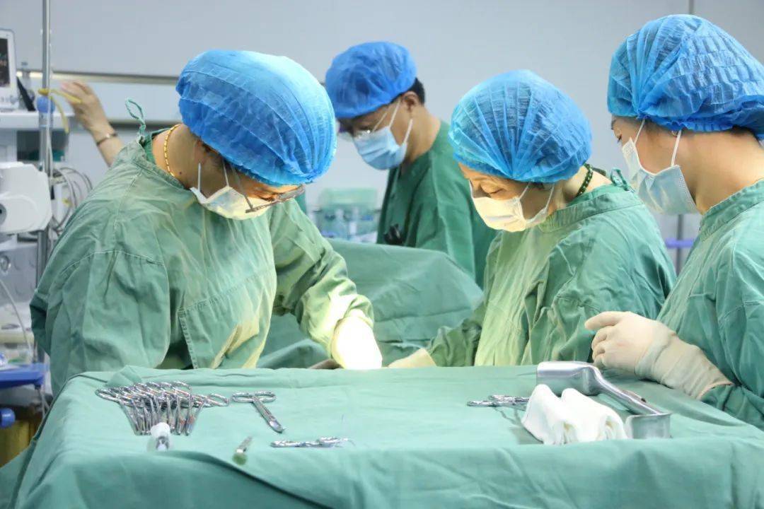 腹疼消失,值班医生宋子峰第一时间诊断患者突发子宫破裂,大出血,立即