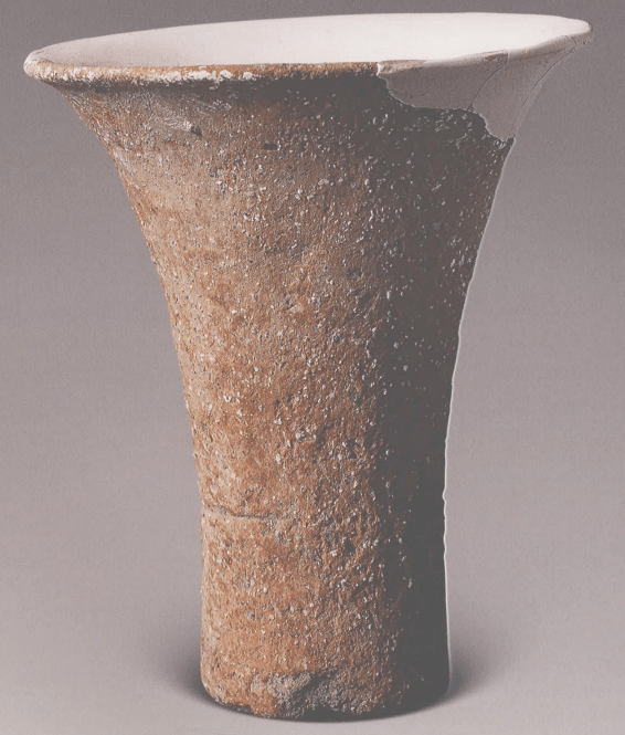 104.陶觚,86gsiiit1515⑧a,夹砂红陶.口径11.1,底径4.3,高12.8厘米.