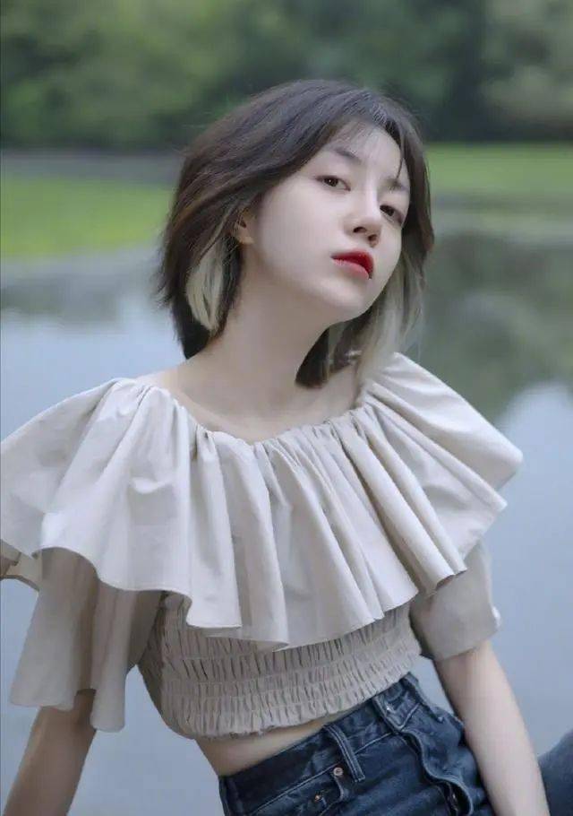 李溪芮挂耳染撞款杨过,搭配一袭荷叶边上衣,秒变甜酷女孩!