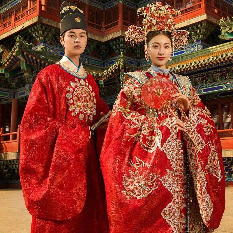 到了明清时期,婚服都是以大红色为主元素,例如常用于嫁服的字词凤冠