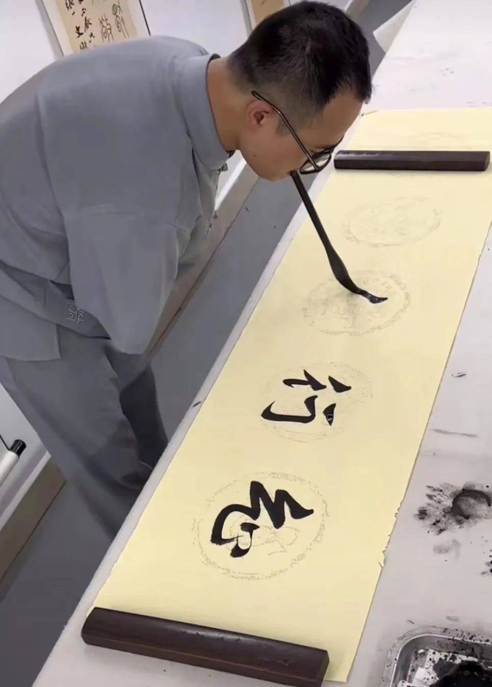 直播书法获超1200万点赞→_何子龙_网友_龙华明