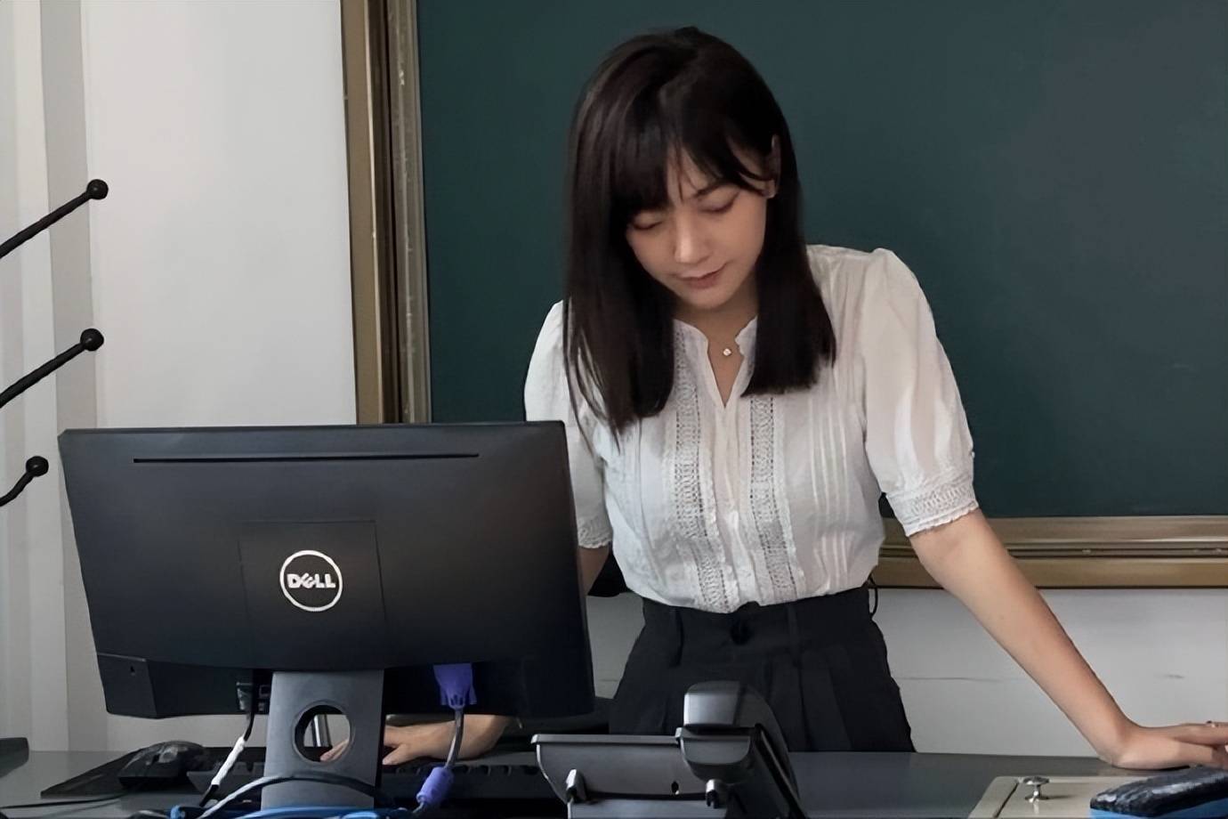 北大学姐的小心机,晒学历却遮住"工作单位",网友说出背后隐情_大学