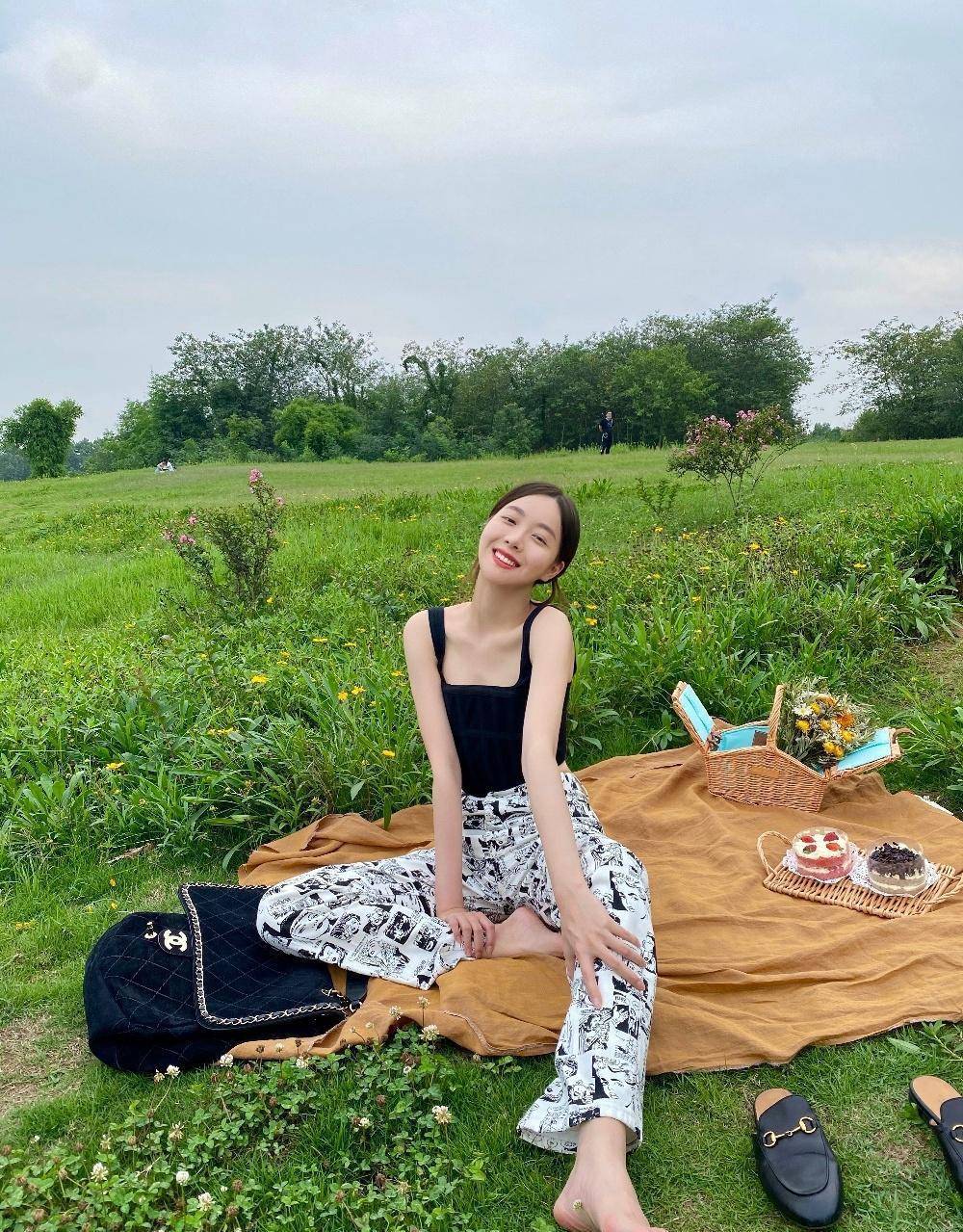 赵尧珂这身段不输超模,穿黑色背心配直筒裤,大长腿格外抢镜_印花_牛仔