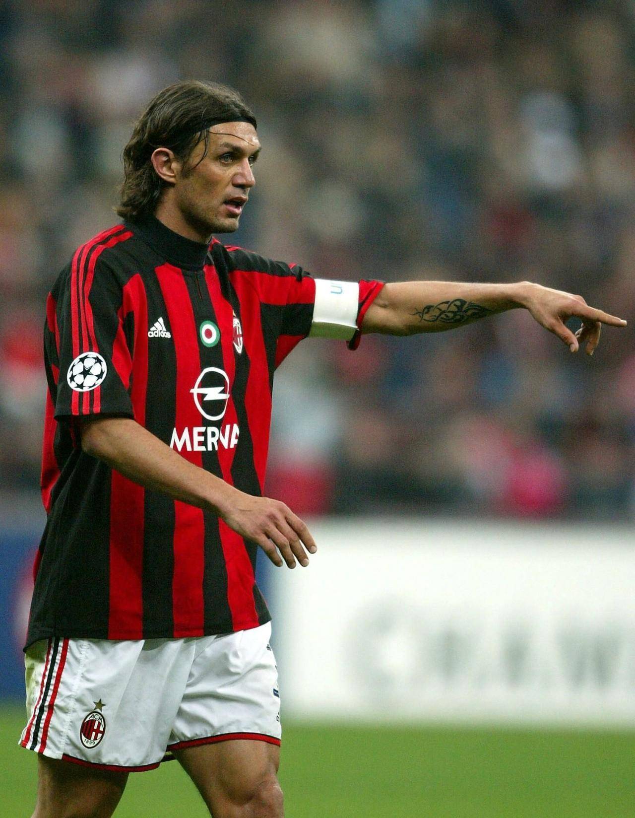 补时第4分钟,客队右路突破传中,但伊布打偏,迪达将球挡出,范德法特近