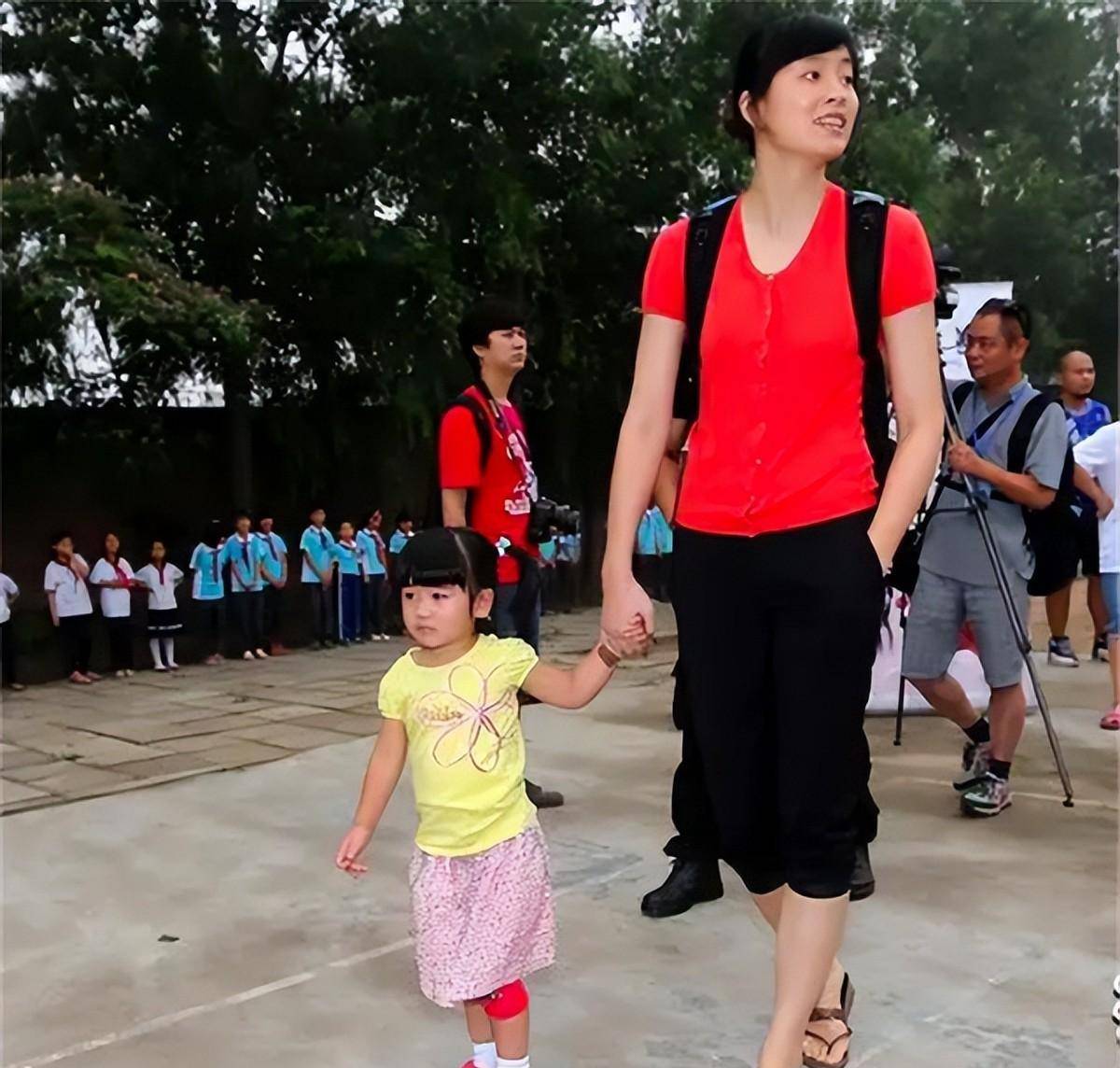 姚明和妻子叶莉现状:41岁叶莉像个女孩,12岁女儿身高1.