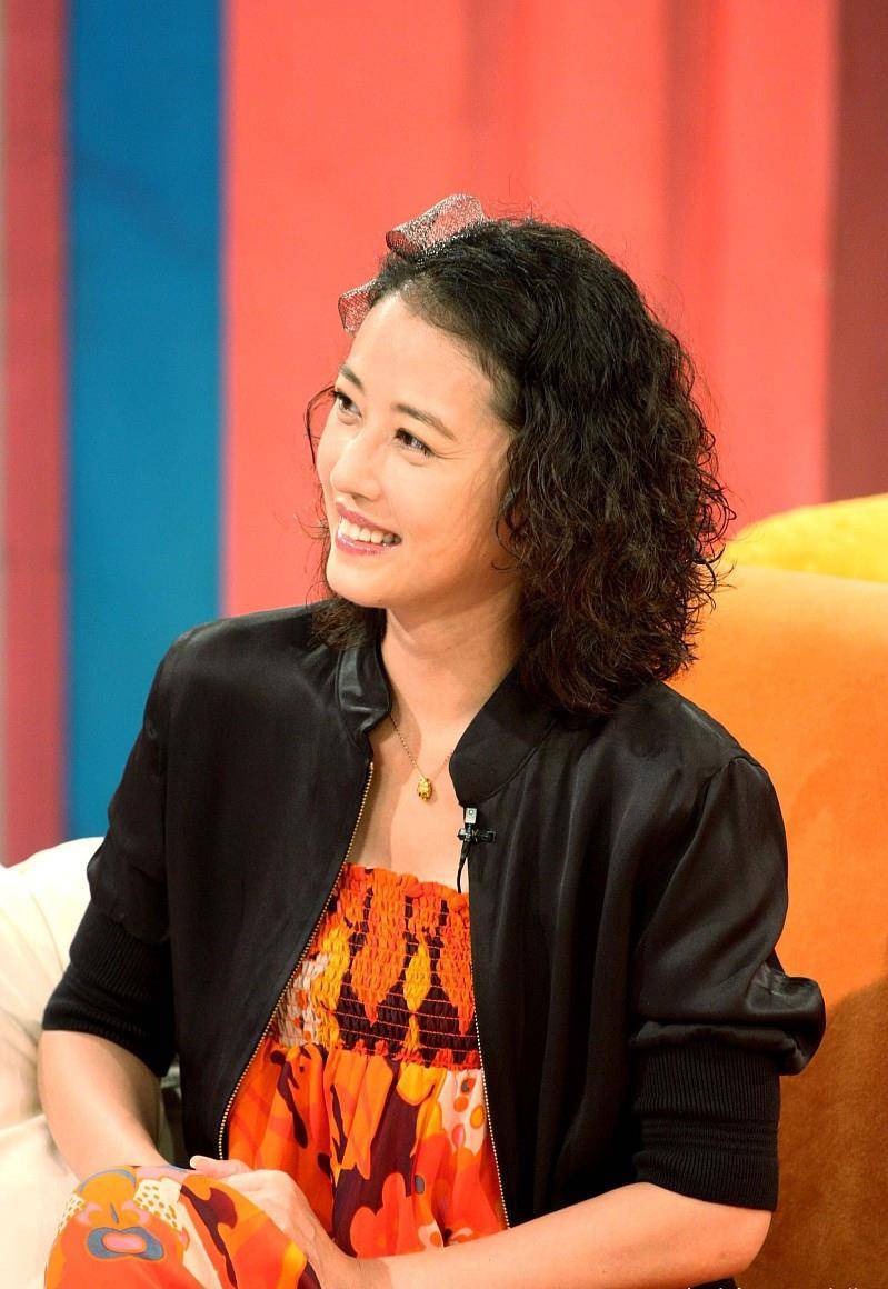 53岁周海媚不服老,穿橘色印花裙显年轻,却输在泡面卷发上的发卡_造型