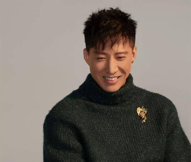 洪天照和李曼因拍摄《少林僧兵》相识,在男方的苦苦追求下两人最终