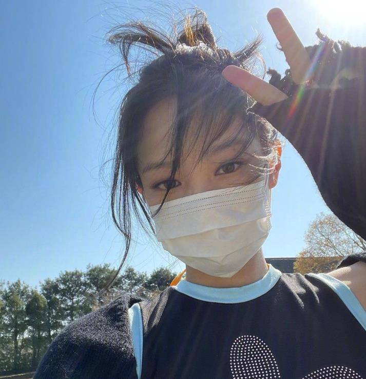 而因为户外踏青行程没有了后顾之忧,jennie即使戴口罩外出,她也是心情