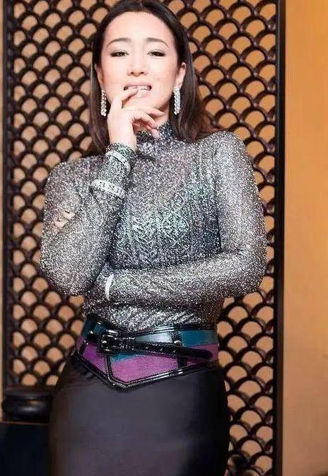 巩俐年过半百品位不倒,镂空上衣搭紧身裙,凹凸身材展现淋漓尽致_穿着