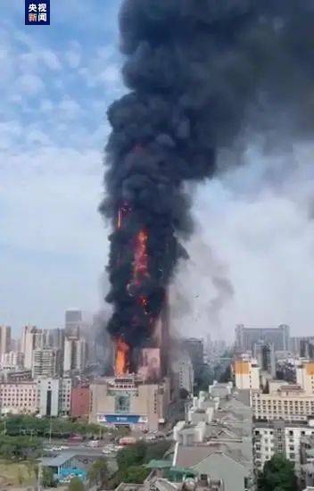突发！长沙电信大楼发生火灾，数十层楼体燃烧剧烈！总高超200米，曾是“三湘第一高楼”