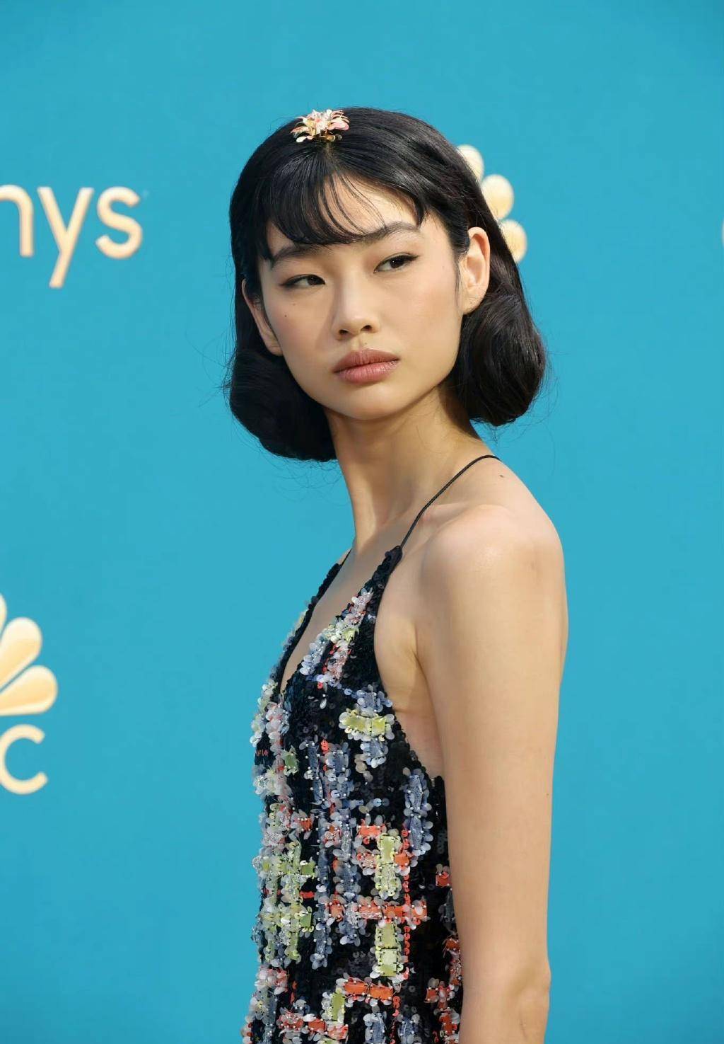 高级厌世脸!郑浩妍一袭高开叉吊带裙亮相活动,头戴花气质不一般_时尚_