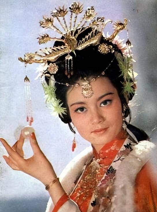 潘红:24岁结婚,离婚36年依然单身,如今68岁,不缺爱,却有烦恼_潘虹_家