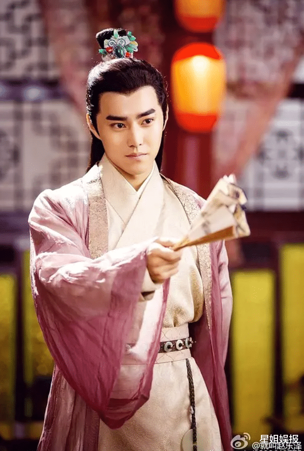 赵东泽也参演过秦俊杰,袁冰妍主演的《听雪楼》,他在剧中饰演的男三号