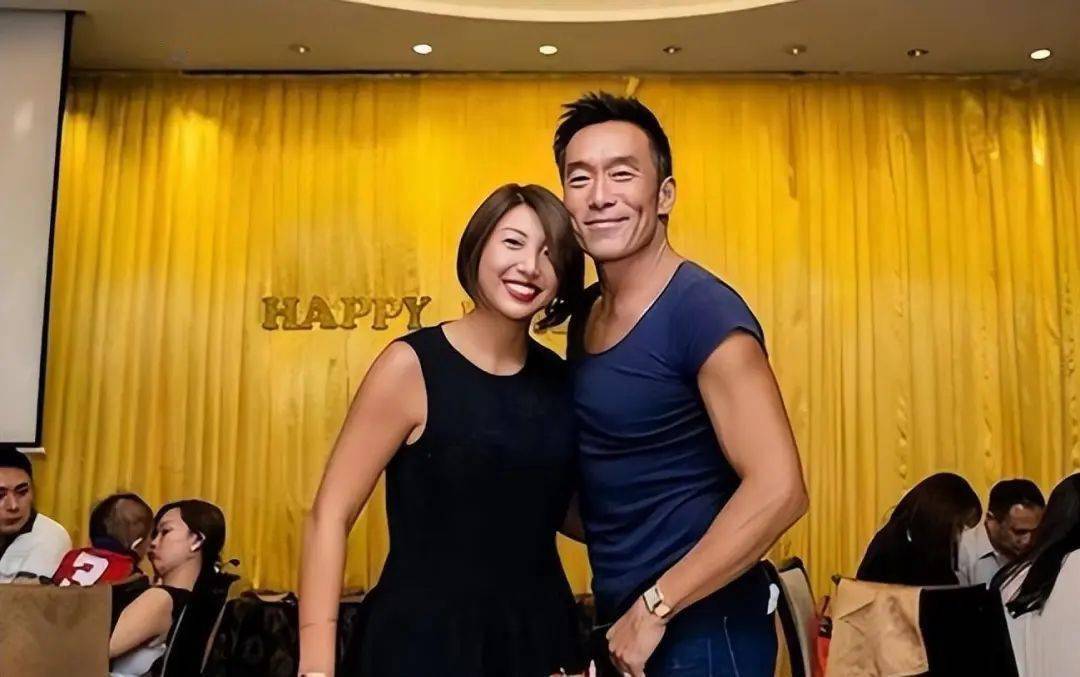 因为自己这段时间都在香港拍戏,妻子和孩子则在马来西亚,他也是很辛苦