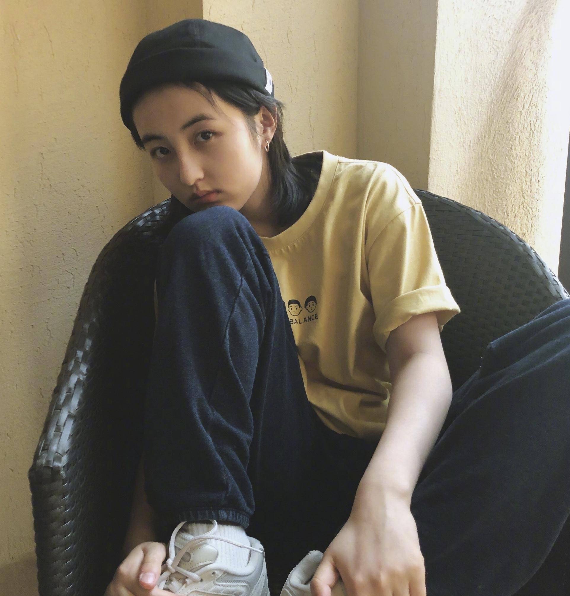 不论是日常生活还是平时参加节目,张子枫都是这种简单的造型