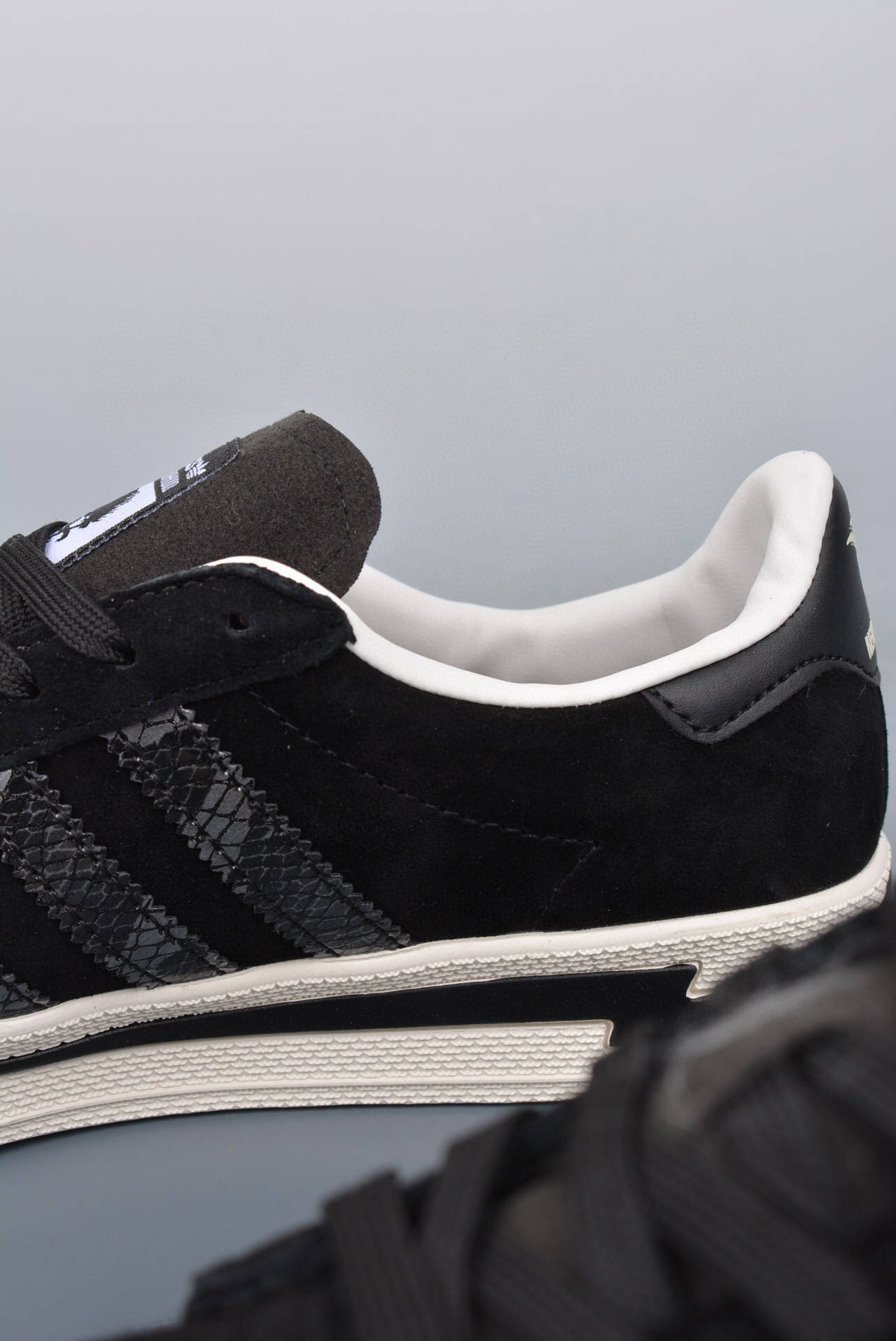 阿迪达斯联名银黑蛇纹 invincible x neighborhood x adidas campus