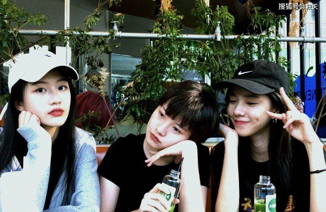 李庚希是00年的,庄达菲是01年的,向涵之是02年的,三个人的年龄中间都