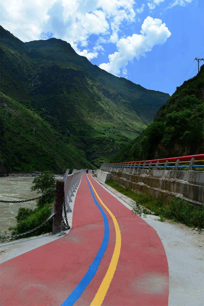 走进怒江大峡谷_隧道_地方_罗村