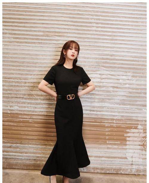 其实现实生活中的杨紫身高并不矮,只是被那些人的角度拍摄成了矮个子