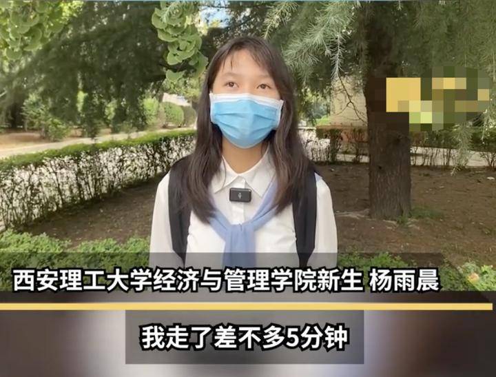 女生步行5分钟到大学报到：学校离家仅600米