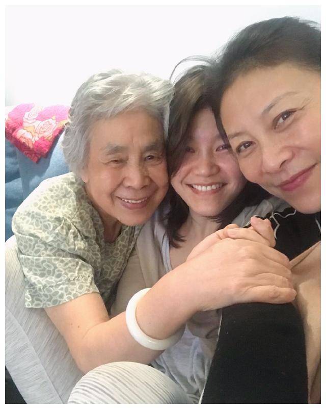岳红的女儿岳以恩:5个月大时父母分手,妈妈患病后,她一夜长大_姥姥