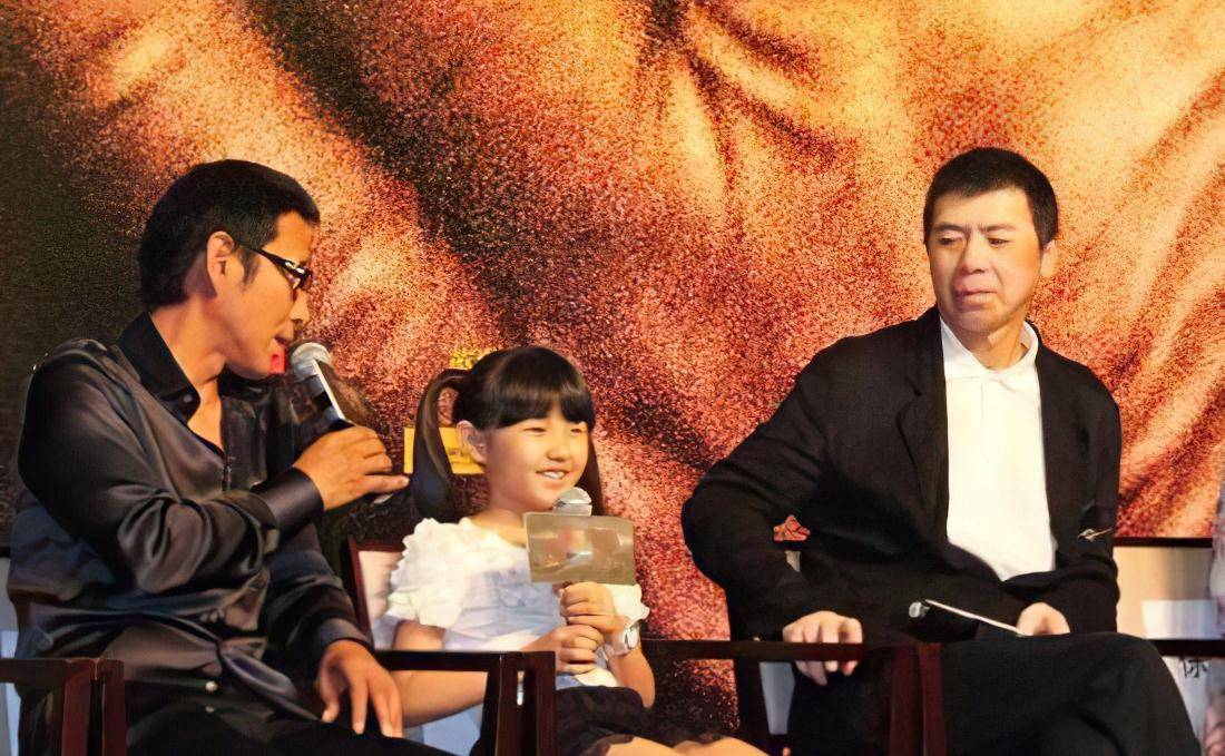 有种"豪横"叫女星走红毯,冯小刚护着她,陈道明宠着她!