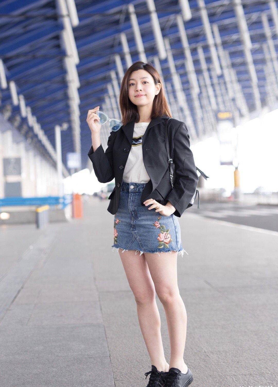 陈妍希少女感爆棚,穿黑色西服搭配牛仔短裤走机场,秒变时尚辣妈_女性