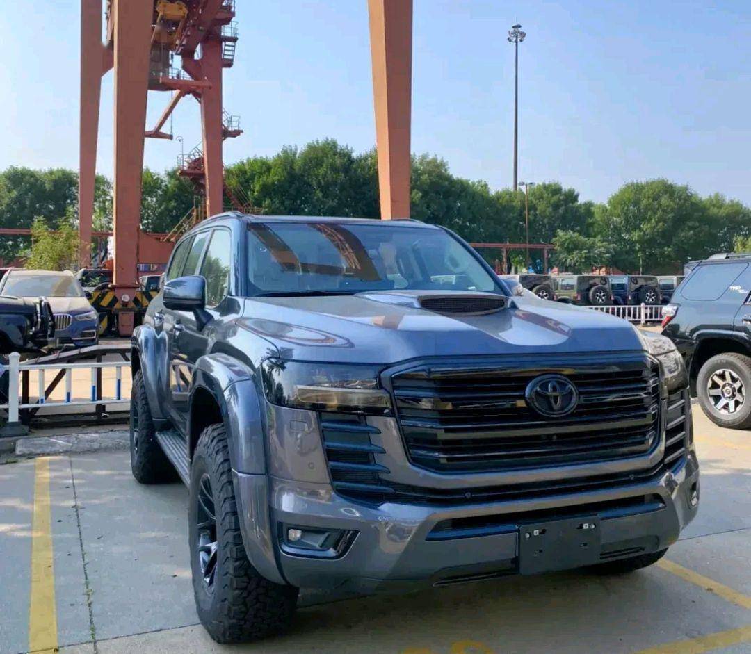 "黑武士"丰田陆巡lc300亮相,引擎盖进气 3.