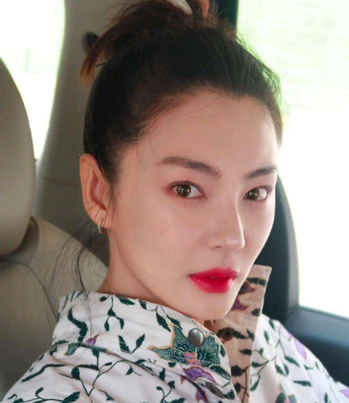 为什么女明星的皮肤看起来吹弹可破_眉毛_自然_活力