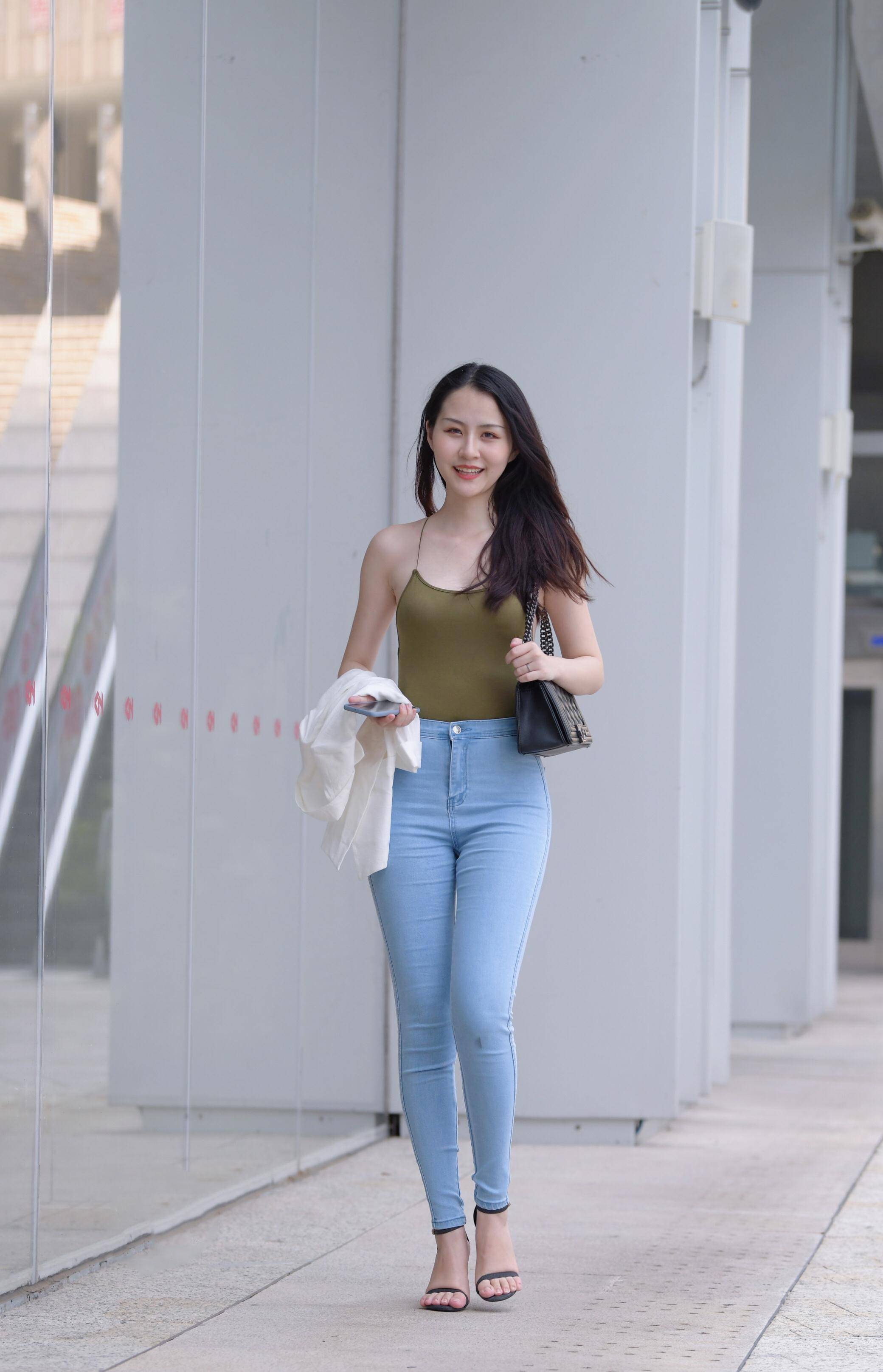 牛仔裤最美搭配就是小吊带,绝对是夏日简约穿搭必备_身材_美女_颜色