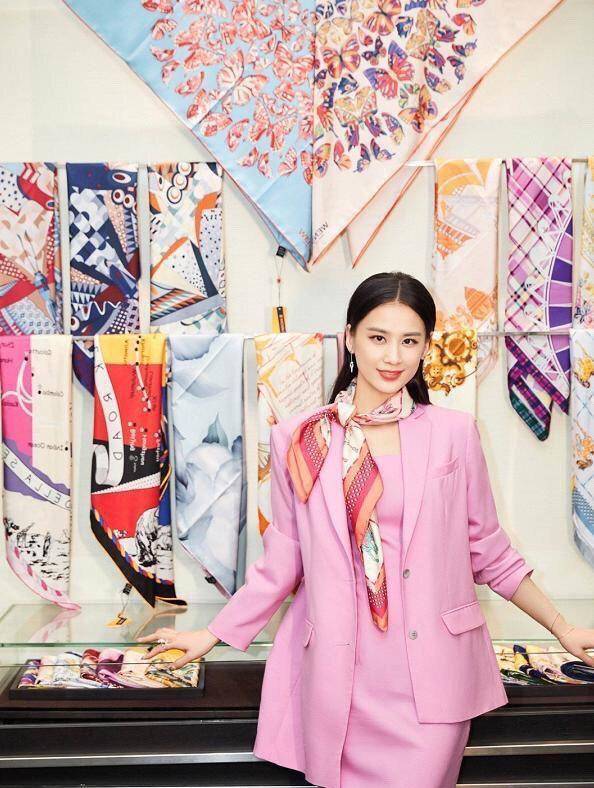 粉色套装配丝巾,颇有豪门少奶奶的感觉_西装_版型_黄圣依