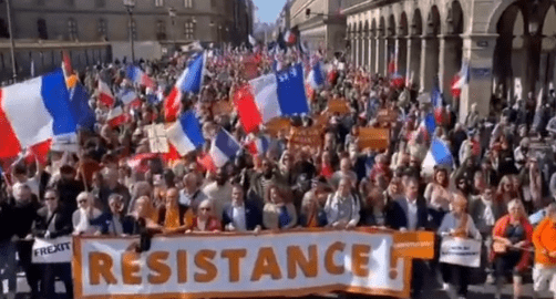 俄媒：巴黎爆发抗议活动，数千名示威者呼吁马克龙辞职