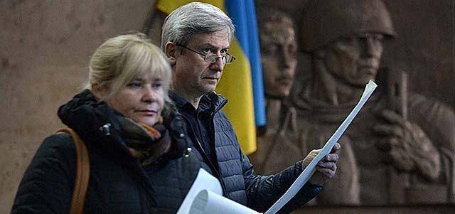 乌克兰前总统波罗申科遭清算后,逃往海外,22年回国上街斥责普京_寡头