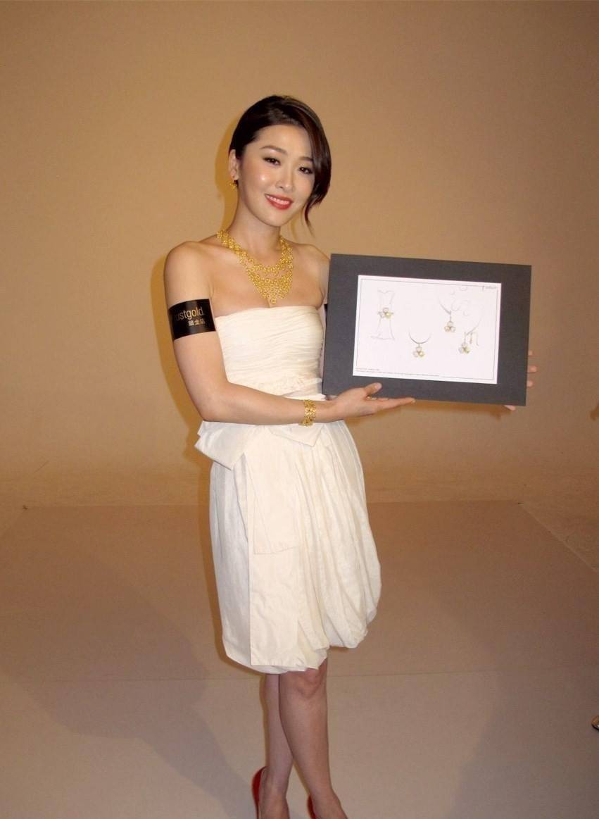 周丽淇穿衣真大胆,绿裙里面套蕾丝内搭秀身材,不愧是tvb花旦_连衣裙