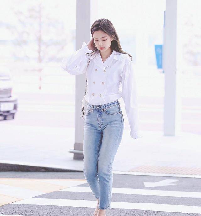 金智妮海边游玩,把"扇子"穿在身上太绝了,不愧是人