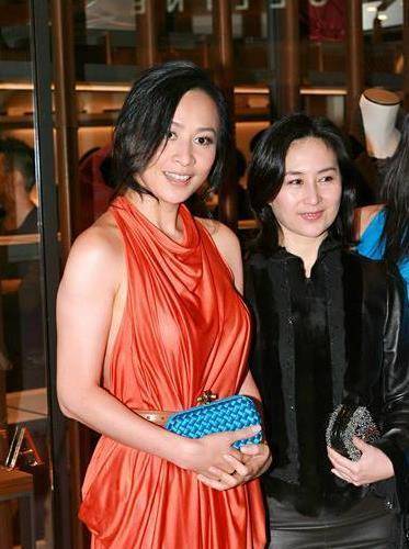 刘嘉玲跟何超琼同框对比,才知道什么是戏子,什么是真正豪门千金