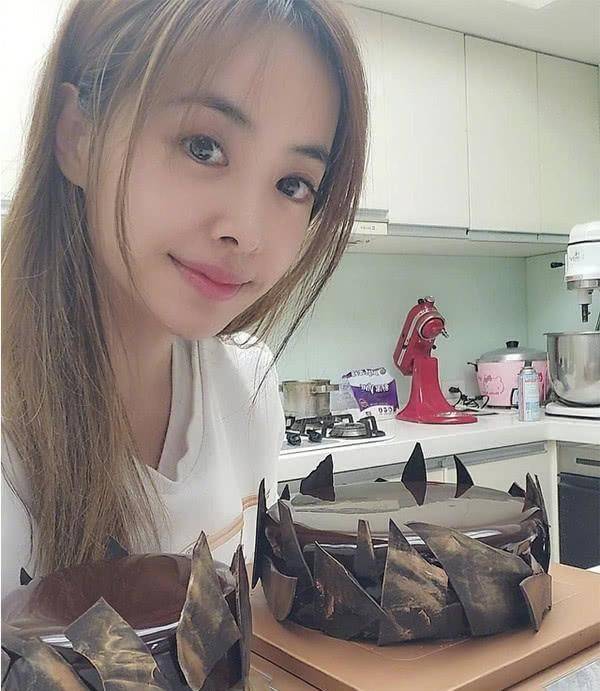 40岁蔡依林素颜照曝光,居家天后容颜变化太大,和浓妆判若两人_时候