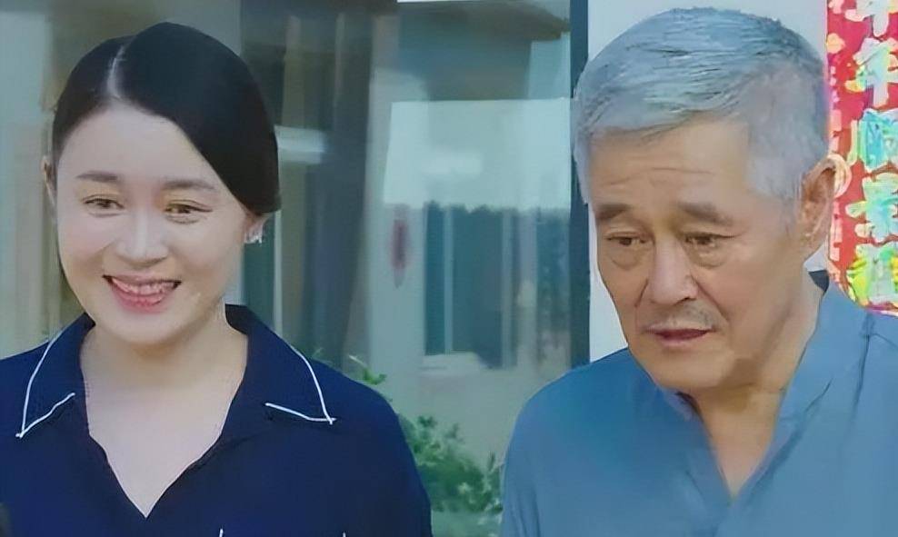 赵本山"御用老伴"关婷娜,在豪宅内养羊驼,穿低领睡衣秀事业线_电视剧