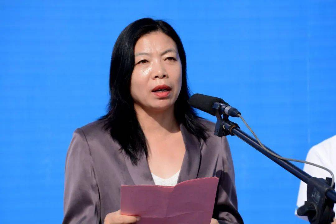 政府副县长宋文静主持项目推进会.县水务局局长肖志凯做表态发言.