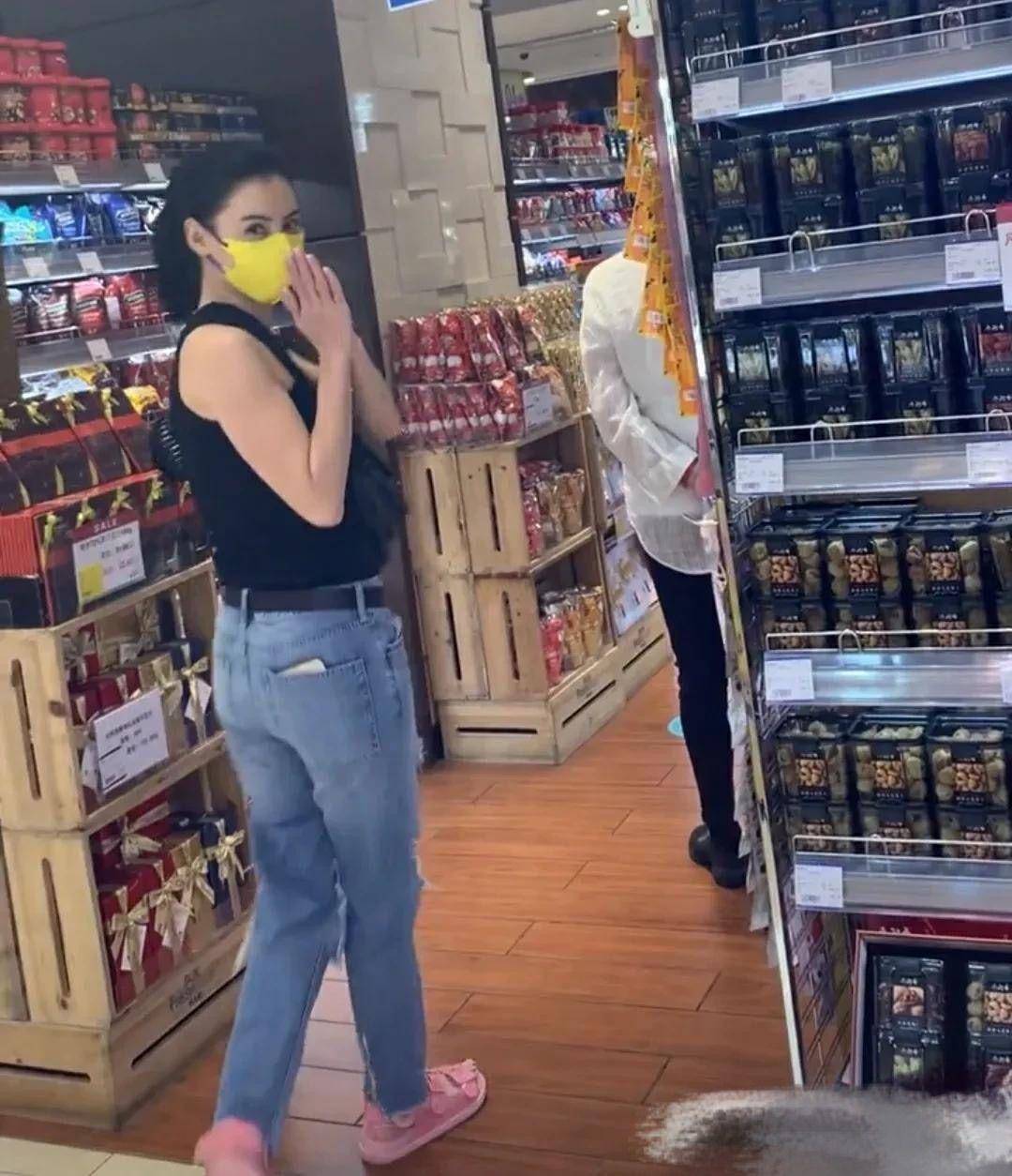 张柏芝只穿了件普通黑t,却丝毫不影响女神气质,皮肤饱满有光泽_那一种