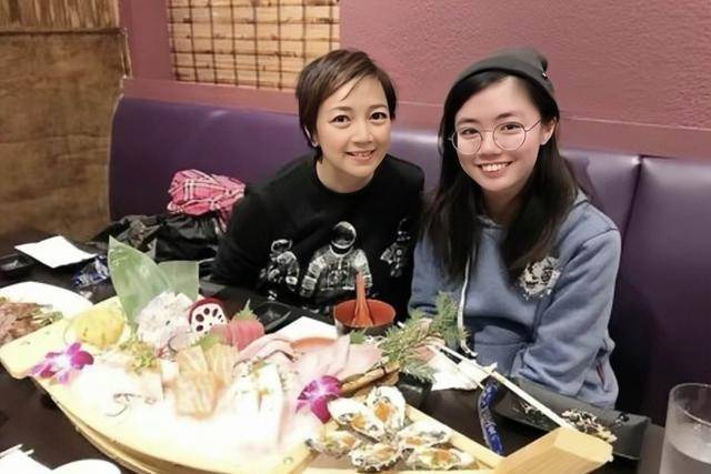 脸上细纹明显,丈夫破产后移居美国生活_杨婉怡_杨万怡_汉娜