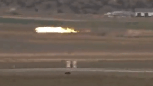 “内华达州”美国飞行比赛出意外：一飞机坠毁瞬间烧成巨大火球