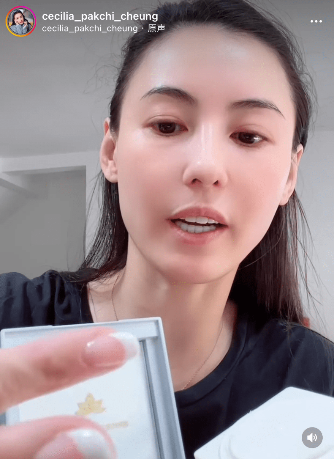 张柏芝只穿了件普通黑t,却丝毫不影响女神气质,皮肤饱满有光泽_那一种