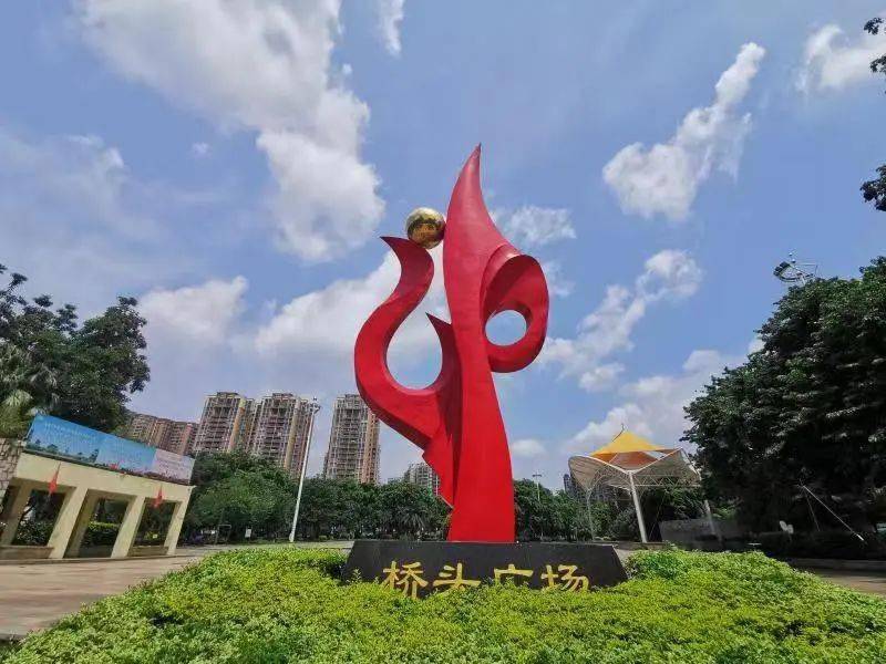 桥头舞旱龙曾妙芬 摄群龙会(资料图)尹洪芳 摄建设特色舞龙广场并以其