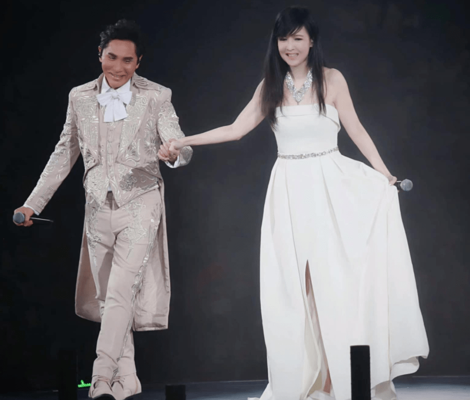 在黄凯芹的演唱会上两人同台演出,场面火爆,台下的粉丝在看到周慧敏后