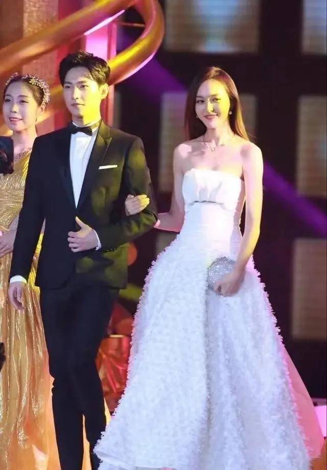 唐嫣和杨洋罕见挽手同行!