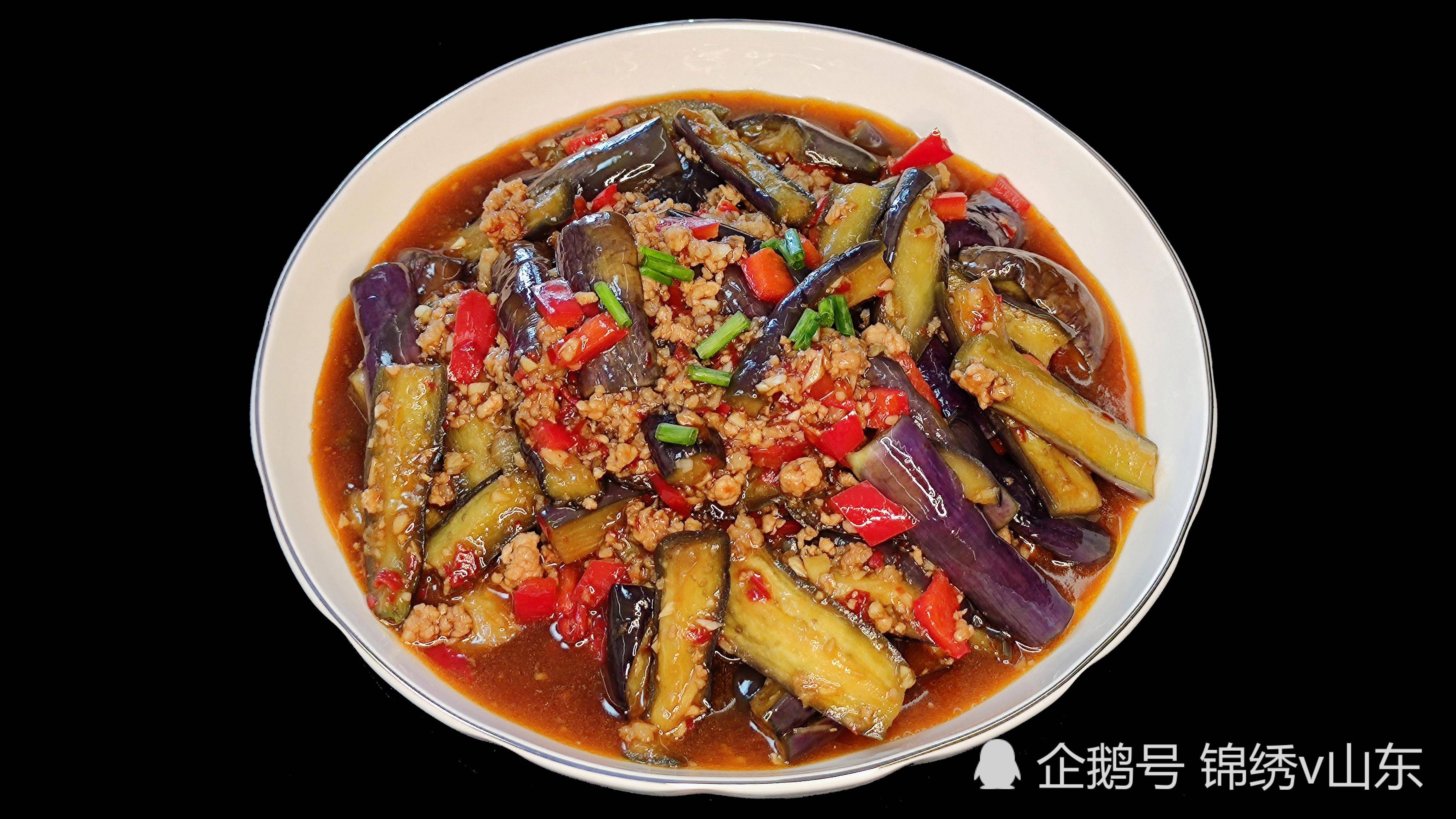 锅留底油,投入干辣椒节,干花椒和洋葱一起炒香后,下入炸过的红烧肉和
