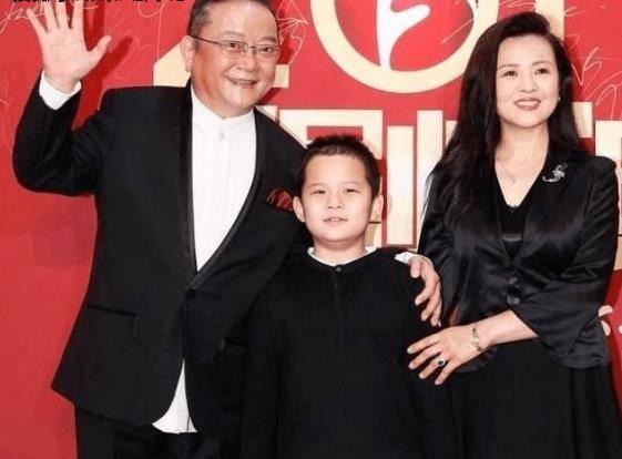 而今天说的这位老戏骨,她叫岳红,曾因普通话不达标,连续两次艺考失败